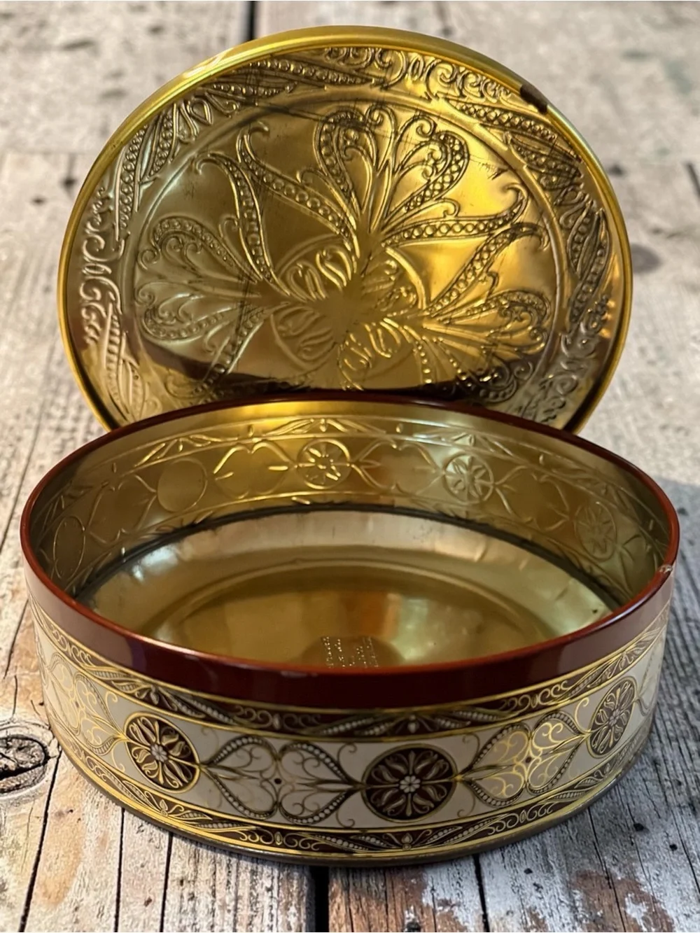 VTG DAHER TIN FROM ENGLAND RED/GOLD ORNATE FILIGREE FLORAL PATTERNS/Mid 20th